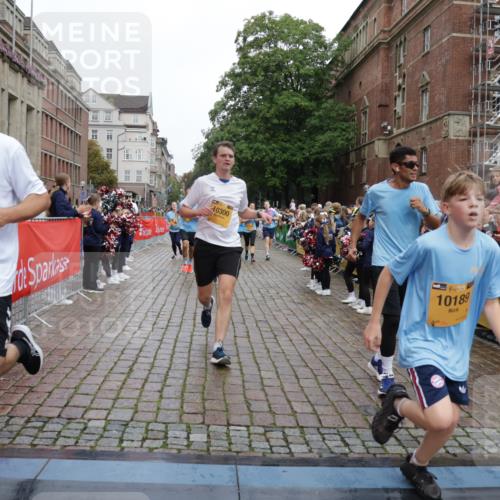13.09.2026 - Kiel Lauf Yannick Fuchs http://msf.ph/oto/10422607 13.09.2026 09:43:31 Ziel 40, 401, 1049, 1857, 4171, 4256, 7773, 7857, 7905, 8066, 8770, 8834, 10189, 10300, 11246, 12101, 12575, 255, 623, 1040, 1508, 3041, 3850, 5530, 5929, 6377, 7099, 7532, 8191, 8808, 9354, 9933, 10047, 10118, 11753, 12259, 654, 1833, 4522, 5857, 5964, 7510, 7948, 9323, 9934, 10460, 12164, 1213, 3849, 7874, 8191, 8870, 9311, 9629, 12678 meine-sportfotos.de
