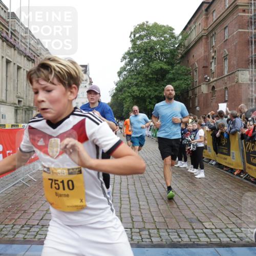 13.09.2026 - Kiel Lauf Yannick Fuchs http://msf.ph/oto/10422905 13.09.2026 09:43:54 Ziel 654, 4522, 5026, 5171, 5857, 7510, 7948, 9814, 10641, 10931, 12376, 40, 401, 1049, 1833, 1857, 4171, 4256, 5964, 6377, 7773, 7857, 7905, 8066, 8770, 8834, 9323, 9934, 10189, 10300, 10460, 11246, 12101, 12164, 12575, 793, 4092, 4283, 6550, 7753, 8300, 11653, 11655, 12098, 12373, 255, 623, 1508, 5929, 6377, 7099, 7532, 8808, 9933, 10118 meine-sportfotos.de