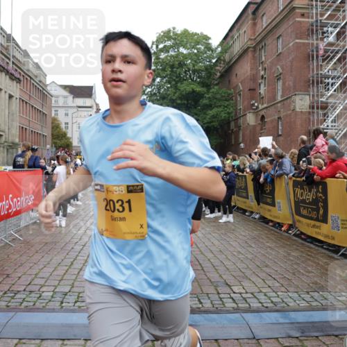 13.09.2026 - Kiel Lauf Yannick Fuchs http://msf.ph/oto/10423153 13.09.2026 09:44:20 Ziel 537, 793, 801, 1053, 2031, 2437, 2868, 3688, 4092, 4573, 6892, 7744, 7753, 12318, 12373, 12437, 654, 4283, 4522, 5026, 5171, 5857, 6550, 7510, 7948, 8300, 9814, 10641, 10931, 11653, 11655, 12098, 12373, 12376, 912, 958, 1849, 1866, 2045, 2212, 2787, 3198, 3209, 4098, 4316, 6895, 7121, 7356, 7430, 12161, 654, 5964, 9323, 9934, 10460, 12164 meine-sportfotos.de