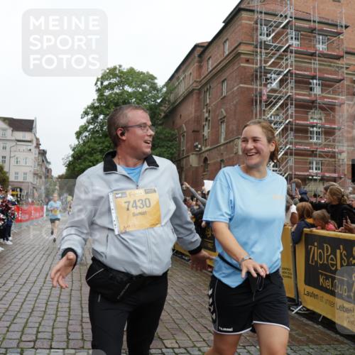 13.09.2026 - Kiel Lauf Yannick Fuchs http://msf.ph/oto/10423327 13.09.2026 09:44:31 Ziel 801, 958, 1053, 1849, 1866, 2045, 2212, 2787, 2868, 3198, 3209, 4098, 4316, 6892, 6895, 7121, 7430, 7744, 12161, 12318, 537, 793, 1053, 2031, 2437, 3688, 4092, 4283, 4573, 5026, 6550, 7753, 8300, 11653, 11655, 12098, 12318, 12373, 12437, 912, 1224, 4693, 7356, 7460, 9986, 10777, 11046, 11239, 12218, 4522, 5026, 5171, 5857, 7510, 7948, 9814, 10641, 10931, 12376 meine-sportfotos.de