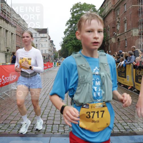 13.09.2026 - Kiel Lauf Yannick Fuchs http://msf.ph/oto/10423716 13.09.2026 09:45:04 Ziel 98, 312, 2456, 2704, 2786, 3138, 3517, 3717, 4118, 5562, 6135, 8028, 8189, 10006, 11043, 12676, 912, 1224, 1866, 2045, 2212, 2787, 3198, 3209, 4118, 4316, 4693, 5939, 6023, 6895, 7356, 7460, 9986, 10777, 11043, 11046, 11239, 12161, 12218, 1503, 2282, 3408, 3479, 3503, 3507, 4606, 5103, 5399, 5400, 5672, 5811, 6097, 6098, 6556, 8854, 9425, 9760, 9897, 12347, 12348, 12351, 801, 958, 1849, 1866, 2045, 2212, 2868, 3198, 4098, 7744 meine-sportfotos.de