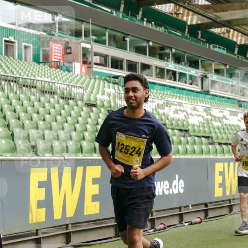 13.09.2026 - 21. swb-Marathon Bremen Michael Burmester http://msf.ph/oto/10423905 13.09.2026 10:46:46 Laufen im Stadion 10161, 10202, 10242, 10349, 10430, 10472, 10524, 10535, 10651, 10895, 10933, 10970, 11050, 11181, 11244, 11296, 11309, 11367, 11457, 11529, 11530, 11546, 11573, 11574, 11579, 11639, 11675, 11709, 11760, 11821, 12153, 12157, 12177, 12178, 12211, 12285, 12316, 12317, 12374, 12422, 12462, 10002, 10004, 10005, 10148, 10271, 10303, 10325, 10330, 10335, 10361, 10362, 10459, 10513, 10629, 10756, 10779, 10882, 10997, 11355 meine-sportfotos.de