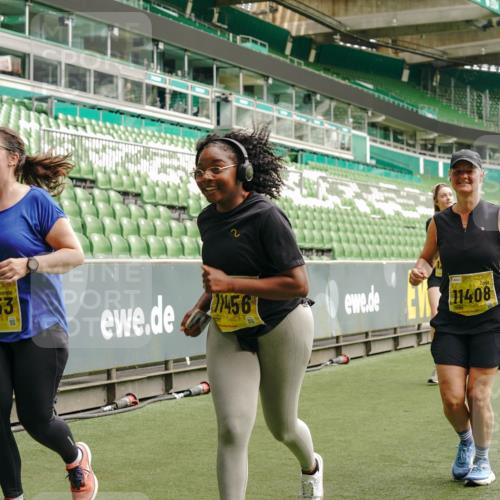 13.09.2026 - 21. swb-Marathon Bremen Michael Burmester http://msf.ph/oto/10424129 13.09.2026 10:46:54 Laufen im Stadion 10161, 10242, 10349, 10472, 10535, 10651, 10895, 10933, 10970, 11050, 11181, 11244, 11296, 11309, 11367, 11457, 11529, 11530, 11546, 11573, 11574, 11579, 11639, 11675, 11709, 11760, 11821, 12157, 12177, 12178, 12211, 12285, 12316, 12317, 12374, 12422, 12462, 10002, 10004, 10005, 10271, 10295, 10303, 10325, 10330, 10335, 10361, 10362, 10459, 10513, 10629, 10756, 10779, 10882, 10997, 10999, 11233, 11307, 11355 meine-sportfotos.de