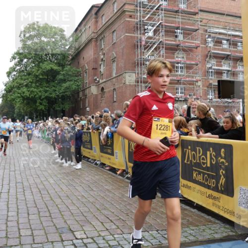 13.09.2026 - Kiel Lauf Yannick Fuchs http://msf.ph/oto/10424211 13.09.2026 09:45:38 Ziel 1023, 1579, 3025, 6038, 7349, 8126, 10142, 10445, 12069, 12281, 98, 312, 1503, 2017, 2282, 2786, 2835, 3408, 3479, 3503, 3507, 3517, 4606, 5103, 5369, 5399, 5400, 5672, 5811, 6097, 6098, 6556, 7854, 8152, 8854, 9425, 9456, 9760, 9897, 10006, 10498, 11939, 12347, 12348, 12351, 557, 1418, 2127, 2788, 3142, 3301, 3974, 4413, 4569, 5511, 5757, 5829, 7202, 7572, 7911, 7924, 8244, 8611, 8859, 9841, 10036, 10392, 10719, 12374, 12841, 98, 312, 2456, 2704, 3138 meine-sportfotos.de