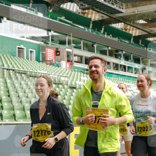 13.09.2026 - 21. swb-Marathon Bremen Michael Burmester http://msf.ph/oto/10424547 13.09.2026 10:47:13 Laufen im Stadion 10161, 10264, 10349, 10472, 10535, 10895, 10933, 10970, 11050, 11104, 11181, 11244, 11262, 11296, 11367, 11443, 11457, 11529, 11530, 11546, 11573, 11574, 11579, 11639, 11663, 11675, 11709, 11760, 11821, 12157, 12211, 12285, 12316, 12317, 12340, 12374, 12422, 12444, 12462, 10002, 10004, 10005, 10176, 10191, 10192, 10271, 10295, 10303, 10325, 10335, 10361, 10362, 10459, 10513, 10629, 10756, 10779, 10882, 10997, 10999, 11233, 11307, 11355 meine-sportfotos.de