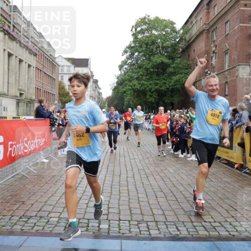 13.09.2026 - Kiel Lauf Yannick Fuchs http://msf.ph/oto/10424625 13.09.2026 09:46:08 Ziel 1415, 2482, 3052, 4909, 4910, 4918, 5234, 6732, 7015, 8125, 8611, 10203, 10685, 10898, 11076, 11078, 557, 1023, 1418, 2127, 2788, 3025, 3142, 3301, 3974, 4413, 4569, 5511, 5757, 5829, 7202, 7349, 7572, 7911, 7924, 8126, 8244, 8611, 8859, 9841, 10036, 10142, 10392, 10445, 10719, 12281, 12374, 12841, 167, 181, 442, 3361, 3954, 5855, 5955, 6857, 7308, 10117, 10913, 11316, 11859, 11861, 12495, 12621, 1023, 1579, 2835, 6038, 8126 meine-sportfotos.de