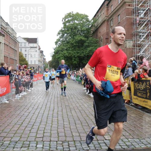 13.09.2026 - Kiel Lauf Yannick Fuchs http://msf.ph/oto/10425622 13.09.2026 09:46:12 Ziel 442, 2482, 3052, 3954, 4918, 5855, 5955, 6732, 7015, 7308, 8125, 10203, 10685, 10898, 11076, 11078, 557, 1415, 1418, 2127, 2788, 3025, 3142, 3301, 3974, 4413, 4569, 4909, 4910, 5234, 5511, 5757, 5829, 7202, 7349, 7572, 7911, 7924, 8244, 8611, 8859, 9841, 10036, 10142, 10392, 10445, 10719, 12374, 12841, 167, 181, 3361, 6355, 6577, 6857, 7439, 9832, 10117, 10913, 10946, 11316, 11859, 11861, 12173, 12495, 12621, 1023, 1579, 6038, 8126 meine-sportfotos.de