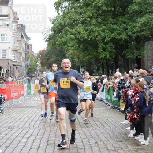 13.09.2026 - Kiel Lauf Yannick Fuchs http://msf.ph/oto/10425765 13.09.2026 09:46:21 Ziel 167, 181, 442, 3052, 3361, 3954, 5855, 5955, 6857, 7308, 8125, 10117, 10913, 11316, 11859, 12495, 12621, 557, 1415, 1418, 2127, 2482, 3142, 3301, 4569, 4909, 4910, 4918, 5234, 5511, 5757, 5829, 6732, 7015, 7572, 7911, 7924, 8244, 8611, 8859, 9841, 10036, 10203, 10685, 10719, 10898, 11076, 11078, 12374, 12841, 288, 3033, 3035, 4906, 6048, 6355, 6577, 7439, 7675, 7754, 8929, 9832, 10177, 10946, 11861, 12173, 12552, 2788, 3025, 3974 meine-sportfotos.de