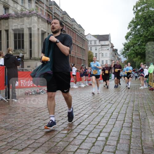 13.09.2026 - Kiel Lauf Yannick Fuchs http://msf.ph/oto/10425798 13.09.2026 11:03:11 Ziel 986, 1635, 1923, 2975, 3621, 3635, 3912, 4757, 5893, 5998, 6319, 6669, 6768, 8130, 8136, 8204, 8782, 9059, 9063, 9070, 9202, 9663, 9819, 12550, 415, 1095, 1298, 1635, 2055, 2796, 3207, 3513, 3947, 4478, 4562, 4648, 4781, 4984, 4986, 5046, 5479, 5712, 6071, 6483, 6548, 6934, 6969, 6974, 7968, 8084, 8914, 9108, 10165, 10648, 10664, 10999, 11064, 11255, 11717, 11736, 11846, 697, 2254, 2724, 2846, 2878, 3744, 4074, 4658, 4854, 6224, 6341, 7282, 7656, 3670 meine-sportfotos.de