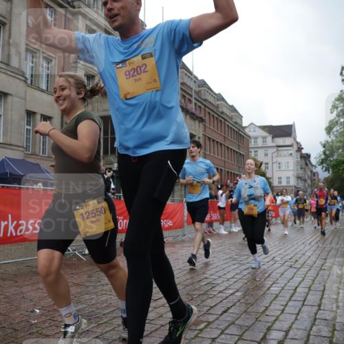 13.09.2026 - Kiel Lauf Yannick Fuchs http://msf.ph/oto/10426105 13.09.2026 11:03:41 Ziel 643, 1505, 1698, 3049, 3155, 5377, 5588, 5820, 6524, 6525, 9331, 9363, 9581, 9955, 12650, 697, 986, 1923, 2254, 2724, 2846, 2878, 2975, 3621, 3744, 4074, 4658, 4757, 4854, 5893, 5998, 6224, 6319, 6341, 6669, 6953, 7282, 7656, 8130, 8136, 8204, 8288, 8782, 8946, 9059, 9063, 9202, 9614, 9819, 10806, 12550, 1089, 1699, 2262, 2807, 2930, 3120, 7205, 7413, 7764, 8107, 9180, 10567, 10856, 11172, 11381, 11930, 12465, 986, 1635, 3621, 3635, 5998, 8782 meine-sportfotos.de