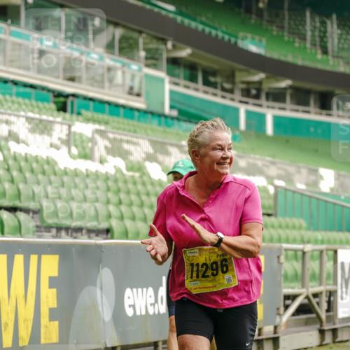 13.09.2026 - 21. swb-Marathon Bremen Michael Burmester http://msf.ph/oto/10426235 13.09.2026 10:49:29 Laufen im Stadion 10292, 10407, 10413, 10440, 10667, 10710, 10732, 10754, 10789, 10925, 11031, 11254, 11423, 11541, 11698, 11712, 11780, 11851, 11942, 11980, 12083, 12440, 12471, 12472, 12542, 12561, 10137, 10161, 10194, 10202, 10242, 10344, 10430, 10472, 10524, 10535, 10568, 10600, 10651, 10895, 10970, 10979, 11050, 11081, 11181, 11200, 11244, 11296, 11309, 11367, 11457, 11529, 11530, 11546, 11573, 11574, 11579, 11675, 11709, 11760, 11821, 12089, 12153, 12177, 12178 meine-sportfotos.de