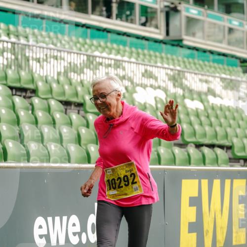 13.09.2026 - 21. swb-Marathon Bremen Michael Burmester http://msf.ph/oto/10426322 13.09.2026 10:49:35 Laufen im Stadion 10407, 10413, 10440, 10627, 10667, 10710, 10754, 10789, 11031, 11254, 11266, 11541, 11712, 11780, 11851, 11942, 11980, 12083, 12440, 12471, 12542, 12561, 10137, 10161, 10194, 10202, 10242, 10344, 10430, 10472, 10524, 10535, 10568, 10600, 10651, 10895, 10933, 10970, 10979, 11050, 11181, 11200, 11244, 11296, 11309, 11367, 11457, 11529, 11530, 11546, 11573, 11574, 11579, 11639, 11675, 11709, 11760, 11821, 12089, 12153, 12177, 12178 meine-sportfotos.de