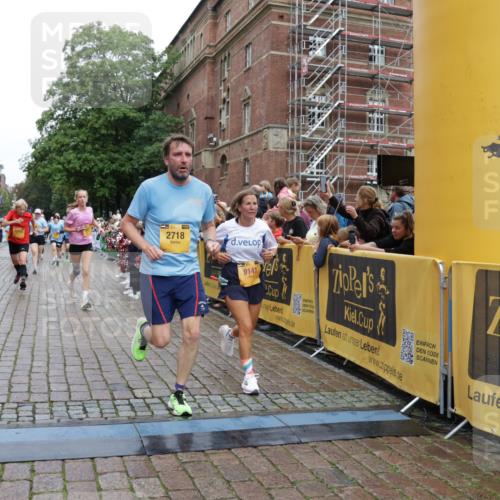 13.09.2026 - Kiel Lauf Yannick Fuchs http://msf.ph/oto/10426333 13.09.2026 09:46:55 Ziel 1402, 2718, 2759, 2779, 3808, 4087, 4238, 4940, 5217, 5351, 6074, 6207, 6638, 7190, 7213, 7446, 7731, 7921, 8409, 9141, 9385, 10301, 10322, 10731, 12622, 12725, 167, 181, 288, 2527, 3033, 3035, 3361, 4906, 6048, 6355, 6577, 6857, 7439, 7675, 7754, 8887, 8929, 8994, 9832, 10177, 10913, 10946, 11316, 11859, 11861, 12173, 12495, 12552, 12621, 1235, 2587, 5167, 7461, 8524, 9091, 10009, 10076, 10224, 10742, 10744, 11862, 11964, 12635, 167, 181, 442, 3052, 3954, 5855 meine-sportfotos.de