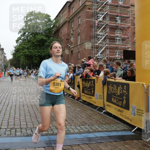13.09.2026 - Kiel Lauf Yannick Fuchs http://msf.ph/oto/10426480 13.09.2026 09:47:03 Ziel 1402, 2759, 2779, 4238, 4940, 5217, 5351, 6074, 6207, 7731, 9385, 10009, 10224, 10301, 10731, 10742, 10744, 11862, 12622, 288, 2527, 2718, 3033, 3035, 3808, 4087, 4906, 6048, 6355, 6577, 6638, 7190, 7213, 7439, 7446, 7675, 7754, 7921, 8409, 8887, 8929, 8994, 9141, 9832, 10177, 10322, 10946, 11861, 12173, 12552, 12725, 544, 1235, 1324, 2587, 2870, 5167, 6575, 7461, 8231, 8524, 9091, 10076, 10555, 11964, 12635, 167, 181, 3361, 6577, 9832, 11859 meine-sportfotos.de