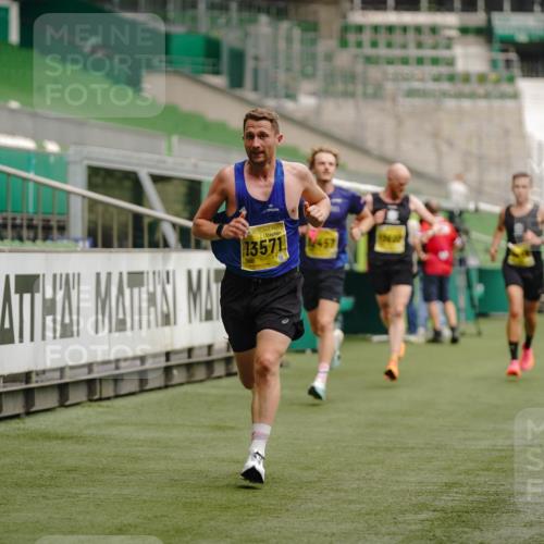 13.09.2026 - 21. swb-Marathon Bremen Michael Burmester http://msf.ph/oto/10426802 13.09.2026 10:17:25 Laufen im Stadion 10597, 12272, 12457, 12458, 13501, 13504, 13510, 13515, 13517, 13522, 13542, 13547, 13554, 13561, 13567, 13569, 13571, 13572, 13576, 13579, 13602, 13603, 13604, 13623, 13630, 13635 meine-sportfotos.de