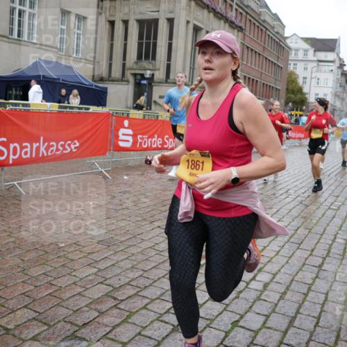 13.09.2026 - Kiel Lauf Yannick Fuchs http://msf.ph/oto/10426905 13.09.2026 11:05:28 Ziel 1476, 1491, 2070, 2365, 3122, 3284, 3421, 5888, 5909, 5954, 6447, 7386, 7716, 7899, 8334, 8949, 9589, 9747, 10133, 11160, 11341, 1186, 1861, 2093, 2142, 2308, 3159, 4262, 4391, 5002, 5021, 6393, 7860, 8124, 8149, 9330, 9605, 9647, 10003, 10138, 10484, 10679, 11094, 11948, 12406, 2959, 3352, 4058, 4148, 4153, 4764, 4979, 5526, 6162, 6668, 8323, 8498, 8879, 9279, 9480, 10386, 10557, 10599, 11049, 11618, 12012, 12233, 1056, 1861, 2804, 4211, 4391, 6393, 6443 meine-sportfotos.de