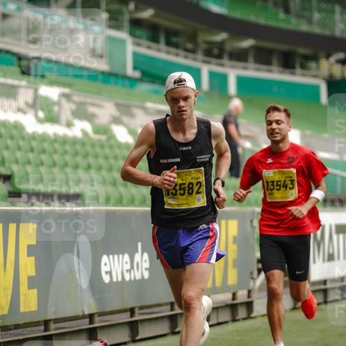 13.09.2026 - 21. swb-Marathon Bremen Michael Burmester http://msf.ph/oto/10427036 13.09.2026 10:17:40 Laufen im Stadion 10597, 12272, 12457, 12458, 13501, 13504, 13510, 13515, 13517, 13522, 13542, 13543, 13547, 13554, 13561, 13567, 13569, 13571, 13572, 13576, 13579, 13582, 13602, 13603, 13604, 13623, 13630, 13635, 13643 meine-sportfotos.de