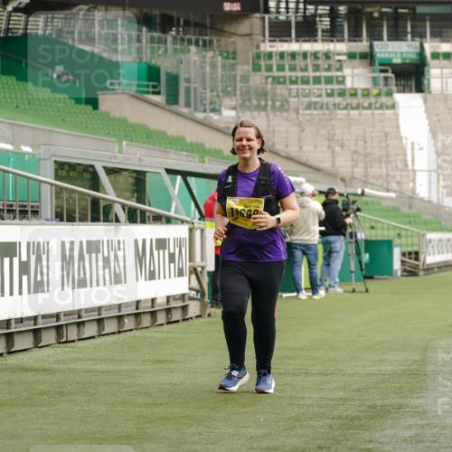13.09.2026 - 21. swb-Marathon Bremen Michael Burmester http://msf.ph/oto/10427182 13.09.2026 10:50:50 Laufen im Stadion 10533, 10534, 10573, 10627, 10650, 10667, 10710, 10968, 11031, 11195, 11266, 11352, 11496, 11712, 11780, 11807, 12377, 12408, 12440, 12535, 10161, 10264, 10292, 10349, 10440, 10535, 10732, 10789, 10895, 10925, 10933, 10970, 11104, 11262, 11296, 11423, 11443, 11457, 11529, 11530, 11546, 11573, 11579, 11639, 11663, 11675, 11698, 12083, 12157, 12340, 12444, 12472 meine-sportfotos.de