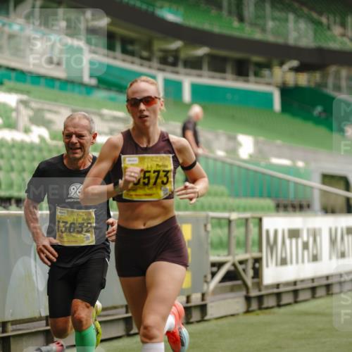 13.09.2026 - 21. swb-Marathon Bremen Michael Burmester http://msf.ph/oto/10427224 13.09.2026 10:17:59 Laufen im Stadion 10597, 12457, 12458, 13501, 13504, 13510, 13515, 13517, 13522, 13533, 13536, 13542, 13543, 13554, 13561, 13564, 13569, 13571, 13572, 13573, 13576, 13579, 13582, 13602, 13603, 13604, 13623, 13630, 13632, 13635, 13639, 13643, 13525 meine-sportfotos.de