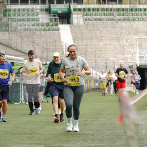 13.09.2026 - 21. swb-Marathon Bremen Michael Burmester http://msf.ph/oto/10427287 13.09.2026 10:51:27 Laufen im Stadion 10387, 10533, 10534, 10573, 10627, 10650, 10667, 10967, 10968, 11025, 11031, 11161, 11195, 11266, 11341, 11352, 11496, 11538, 11780, 11807, 12377, 12408, 12535, 12546, 10264, 10292, 10349, 10407, 10440, 10732, 10789, 10925, 10933, 11104, 11262, 11423, 11443, 11541, 11639, 11663, 11698, 11980, 12083, 12157, 12340, 12444, 12471, 12472, 12542, 12561 meine-sportfotos.de