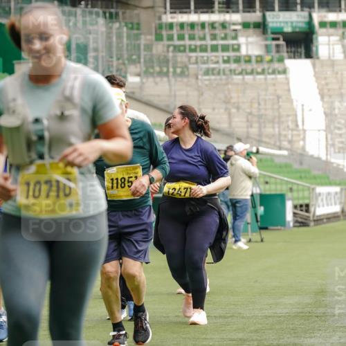 13.09.2026 - 21. swb-Marathon Bremen Michael Burmester http://msf.ph/oto/10427337 13.09.2026 10:51:33 Laufen im Stadion 10387, 10533, 10534, 10573, 10627, 10650, 10667, 10967, 10968, 11017, 11025, 11031, 11161, 11195, 11266, 11341, 11352, 11496, 11538, 11807, 12377, 12408, 12535, 12546, 10264, 10292, 10349, 10407, 10440, 10732, 10789, 10925, 10933, 11104, 11262, 11423, 11443, 11541, 11639, 11663, 11698, 11980, 12083, 12157, 12340, 12444, 12471, 12472, 12542, 12561 meine-sportfotos.de