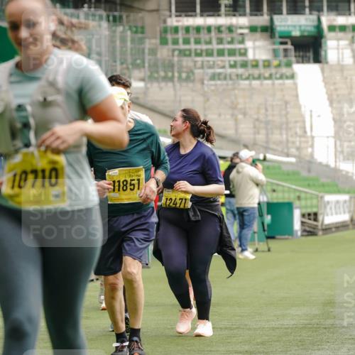 13.09.2026 - 21. swb-Marathon Bremen Michael Burmester http://msf.ph/oto/10427344 13.09.2026 10:51:33 Laufen im Stadion 10387, 10533, 10534, 10573, 10627, 10650, 10667, 10967, 10968, 11017, 11025, 11031, 11161, 11195, 11266, 11341, 11352, 11496, 11538, 11807, 12377, 12408, 12535, 12546, 10264, 10292, 10349, 10407, 10440, 10732, 10789, 10925, 10933, 11104, 11262, 11423, 11443, 11541, 11639, 11663, 11698, 11980, 12083, 12157, 12340, 12444, 12471, 12472, 12542, 12561 meine-sportfotos.de
