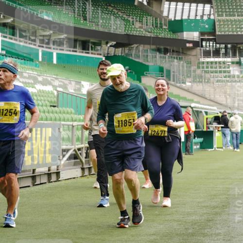 13.09.2026 - 21. swb-Marathon Bremen Michael Burmester http://msf.ph/oto/10427382 13.09.2026 10:51:37 Laufen im Stadion 10387, 10533, 10534, 10573, 10627, 10650, 10667, 10967, 10968, 11017, 11025, 11161, 11195, 11266, 11341, 11352, 11444, 11496, 11538, 11807, 12377, 12408, 12535, 12546, 10264, 10292, 10349, 10407, 10440, 10732, 10789, 10925, 11104, 11262, 11423, 11443, 11541, 11663, 11698, 11980, 12083, 12157, 12340, 12444, 12471, 12472, 12542, 12561 meine-sportfotos.de