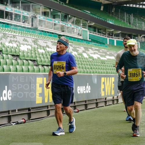 13.09.2026 - 21. swb-Marathon Bremen Michael Burmester http://msf.ph/oto/10427402 13.09.2026 10:51:38 Laufen im Stadion 10387, 10533, 10534, 10573, 10627, 10650, 10667, 10967, 10968, 11017, 11025, 11161, 11195, 11266, 11341, 11352, 11444, 11496, 11538, 11807, 12377, 12408, 12535, 12546, 10264, 10292, 10349, 10407, 10440, 10732, 10789, 10925, 11104, 11262, 11423, 11443, 11541, 11663, 11698, 11980, 12083, 12157, 12340, 12444, 12471, 12472, 12542, 12561 meine-sportfotos.de