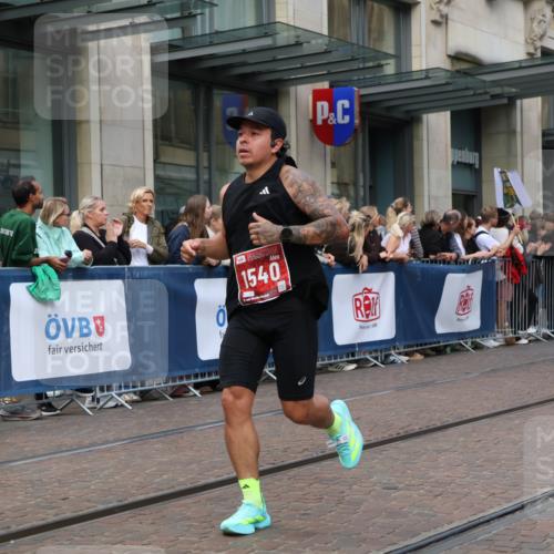 13.09.2026 - 21. swb-Marathon Bremen Strokosch-Dieckow http://msf.ph/oto/10427411 13.09.2026 13:07:17 Ziel 819, 969, 2135, 2706, 3043, 4743, 4852, 4990, 5570, 5976, 7558, 7803, 8060, 8098, 8467, 8611, 8737, 9035, 9356, 1540, 1863, 3043, 3118, 3794, 3973, 4808, 6053, 7636, 7876, 8980, 9708, 9927 meine-sportfotos.de