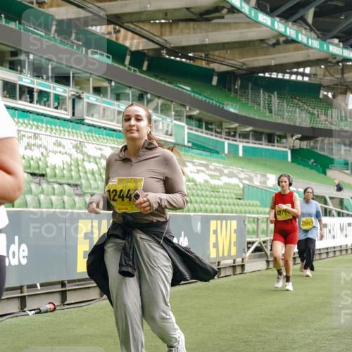 13.09.2026 - 21. swb-Marathon Bremen Michael Burmester http://msf.ph/oto/10427627 13.09.2026 10:52:10 Laufen im Stadion 10317, 10387, 10533, 10534, 10573, 10650, 10967, 10968, 11017, 11025, 11161, 11195, 11341, 11352, 11444, 11496, 11538, 11807, 12377, 12408, 12535, 12546, 10264, 10292, 10407, 10413, 10440, 10732, 10754, 10789, 10925, 11104, 11254, 11262, 11423, 11443, 11541, 11663, 11698, 11712, 11851, 11942, 11980, 12083, 12340, 12444, 12471, 12472, 12542, 12561 meine-sportfotos.de