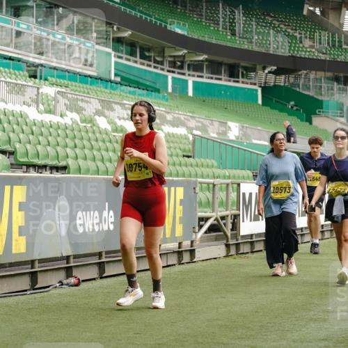 13.09.2026 - 21. swb-Marathon Bremen Michael Burmester http://msf.ph/oto/10427640 13.09.2026 10:52:12 Laufen im Stadion 10317, 10387, 10533, 10534, 10573, 10650, 10967, 10968, 11017, 11025, 11161, 11195, 11341, 11352, 11444, 11496, 11538, 11807, 12377, 12408, 12535, 12546, 10264, 10292, 10407, 10413, 10440, 10732, 10754, 10789, 10925, 11104, 11254, 11262, 11423, 11443, 11541, 11663, 11698, 11712, 11851, 11942, 11980, 12083, 12340, 12444, 12471, 12472, 12542, 12561 meine-sportfotos.de