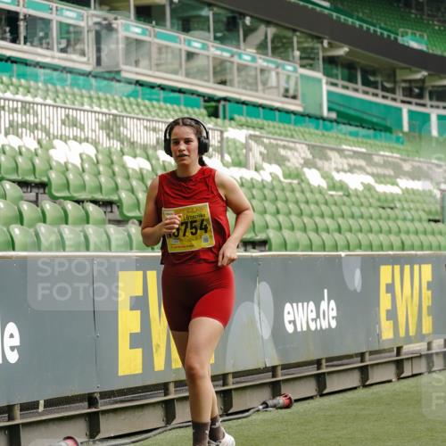 13.09.2026 - 21. swb-Marathon Bremen Michael Burmester http://msf.ph/oto/10427664 13.09.2026 10:52:13 Laufen im Stadion 10317, 10387, 10533, 10534, 10573, 10650, 10967, 10968, 11017, 11025, 11161, 11195, 11341, 11352, 11444, 11496, 11538, 11807, 12377, 12408, 12535, 12546, 10264, 10292, 10407, 10413, 10440, 10732, 10754, 10789, 10925, 11104, 11254, 11262, 11423, 11443, 11541, 11663, 11698, 11712, 11851, 11942, 11980, 12083, 12340, 12444, 12471, 12472, 12542, 12561 meine-sportfotos.de