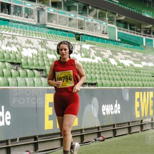 13.09.2026 - 21. swb-Marathon Bremen Michael Burmester http://msf.ph/oto/10427671 13.09.2026 10:52:13 Laufen im Stadion 10317, 10387, 10533, 10534, 10573, 10650, 10967, 10968, 11017, 11025, 11161, 11195, 11341, 11352, 11444, 11496, 11538, 11807, 12377, 12408, 12535, 12546, 10264, 10292, 10407, 10413, 10440, 10732, 10754, 10789, 10925, 11104, 11254, 11262, 11423, 11443, 11541, 11663, 11698, 11712, 11851, 11942, 11980, 12083, 12340, 12444, 12471, 12472, 12542, 12561 meine-sportfotos.de