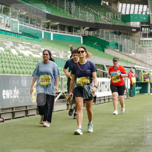 13.09.2026 - 21. swb-Marathon Bremen Michael Burmester http://msf.ph/oto/10427676 13.09.2026 10:52:14 Laufen im Stadion 10317, 10387, 10533, 10534, 10573, 10650, 10967, 10968, 11017, 11025, 11161, 11195, 11341, 11352, 11444, 11496, 11538, 11807, 12377, 12408, 12535, 12546, 10264, 10292, 10407, 10413, 10440, 10732, 10754, 10789, 10925, 11104, 11254, 11262, 11423, 11443, 11541, 11663, 11698, 11712, 11851, 11942, 11980, 12083, 12340, 12444, 12471, 12472, 12542, 12561 meine-sportfotos.de