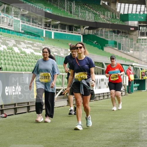 13.09.2026 - 21. swb-Marathon Bremen Michael Burmester http://msf.ph/oto/10427686 13.09.2026 10:52:14 Laufen im Stadion 10317, 10387, 10533, 10534, 10573, 10650, 10967, 10968, 11017, 11025, 11161, 11195, 11341, 11352, 11444, 11496, 11538, 11807, 12377, 12408, 12535, 12546, 10264, 10292, 10407, 10413, 10440, 10732, 10754, 10789, 10925, 11104, 11254, 11262, 11423, 11443, 11541, 11663, 11698, 11712, 11851, 11942, 11980, 12083, 12340, 12444, 12471, 12472, 12542, 12561 meine-sportfotos.de