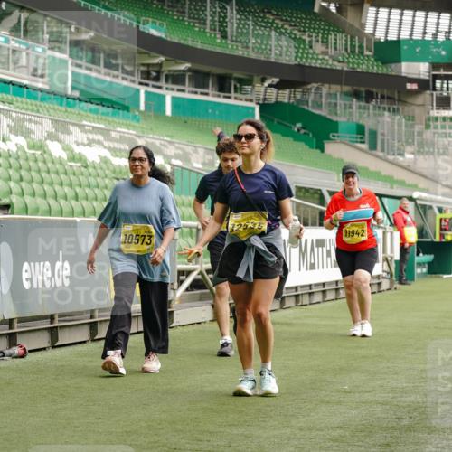13.09.2026 - 21. swb-Marathon Bremen Michael Burmester http://msf.ph/oto/10427695 13.09.2026 10:52:14 Laufen im Stadion 10317, 10387, 10533, 10534, 10573, 10650, 10967, 10968, 11017, 11025, 11161, 11195, 11341, 11352, 11444, 11496, 11538, 11807, 12377, 12408, 12535, 12546, 10264, 10292, 10407, 10413, 10440, 10732, 10754, 10789, 10925, 11104, 11254, 11262, 11423, 11443, 11541, 11663, 11698, 11712, 11851, 11942, 11980, 12083, 12340, 12444, 12471, 12472, 12542, 12561 meine-sportfotos.de