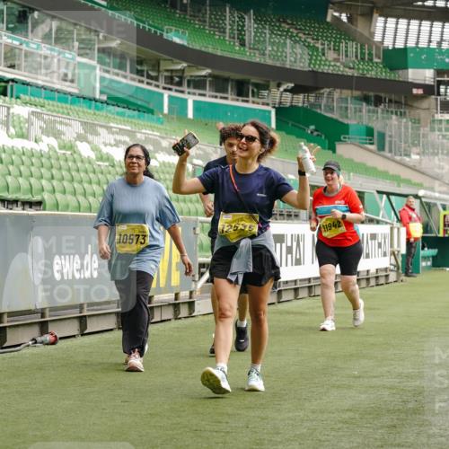 13.09.2026 - 21. swb-Marathon Bremen Michael Burmester http://msf.ph/oto/10427706 13.09.2026 10:52:15 Laufen im Stadion 10317, 10387, 10533, 10534, 10573, 10650, 10967, 10968, 11017, 11025, 11161, 11195, 11341, 11352, 11444, 11496, 11538, 11807, 12377, 12408, 12535, 12546, 10264, 10292, 10407, 10413, 10440, 10732, 10754, 10789, 10925, 11104, 11254, 11262, 11423, 11443, 11541, 11663, 11698, 11712, 11851, 11942, 11980, 12083, 12340, 12444, 12471, 12472, 12542, 12561 meine-sportfotos.de