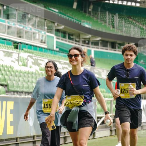 13.09.2026 - 21. swb-Marathon Bremen Michael Burmester http://msf.ph/oto/10427726 13.09.2026 10:52:17 Laufen im Stadion 10317, 10387, 10533, 10534, 10650, 10967, 10968, 11017, 11025, 11161, 11195, 11341, 11352, 11444, 11496, 11538, 11807, 12377, 12408, 12535, 12546, 10264, 10292, 10407, 10413, 10440, 10732, 10754, 10789, 10925, 11104, 11254, 11262, 11423, 11443, 11541, 11663, 11698, 11712, 11851, 11942, 11980, 12083, 12340, 12444, 12471, 12472, 12542, 12561 meine-sportfotos.de