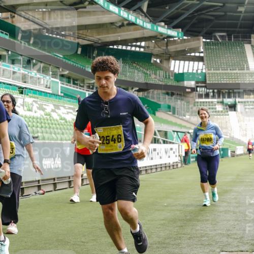 13.09.2026 - 21. swb-Marathon Bremen Michael Burmester http://msf.ph/oto/10427752 13.09.2026 10:52:18 Laufen im Stadion 10317, 10387, 10533, 10534, 10650, 10967, 10968, 11017, 11025, 11161, 11195, 11341, 11352, 11444, 11496, 11538, 11807, 12377, 12408, 12416, 12535, 12546, 10264, 10292, 10407, 10413, 10440, 10732, 10754, 10789, 10925, 11104, 11254, 11262, 11423, 11443, 11541, 11663, 11698, 11712, 11851, 11942, 11980, 12083, 12440, 12444, 12471, 12472, 12542, 12561 meine-sportfotos.de
