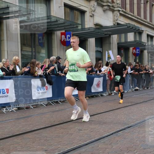 13.09.2026 - 21. swb-Marathon Bremen Strokosch-Dieckow http://msf.ph/oto/10427803 13.09.2026 13:07:34 Ziel 969, 4732, 4852, 4990, 5976, 6692, 7558, 8737, 9356, 13091, 13160, 819, 1863, 2135, 2706, 3043, 3118, 4743, 4808, 5570, 5976, 7803, 8060, 8098, 8467, 8611, 8980, 9035 meine-sportfotos.de