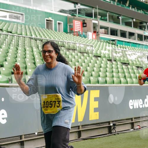 13.09.2026 - 21. swb-Marathon Bremen Michael Burmester http://msf.ph/oto/10427822 13.09.2026 10:52:21 Laufen im Stadion 10317, 10387, 10533, 10534, 10650, 10967, 10968, 11017, 11025, 11161, 11195, 11341, 11352, 11444, 11496, 11538, 11807, 12377, 12408, 12416, 12535, 12546, 10264, 10292, 10407, 10413, 10440, 10732, 10754, 10789, 10925, 11104, 11254, 11262, 11423, 11443, 11541, 11698, 11712, 11851, 11942, 11980, 12083, 12440, 12444, 12471, 12472, 12542, 12561 meine-sportfotos.de