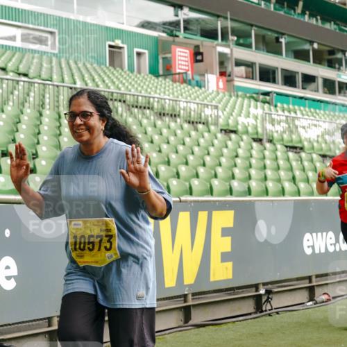 13.09.2026 - 21. swb-Marathon Bremen Michael Burmester http://msf.ph/oto/10427831 13.09.2026 10:52:21 Laufen im Stadion 10317, 10387, 10533, 10534, 10650, 10967, 10968, 11017, 11025, 11161, 11195, 11341, 11352, 11444, 11496, 11538, 11807, 12377, 12408, 12416, 12535, 12546, 10264, 10292, 10407, 10413, 10440, 10732, 10754, 10789, 10925, 11104, 11254, 11262, 11423, 11443, 11541, 11698, 11712, 11851, 11942, 11980, 12083, 12440, 12444, 12471, 12472, 12542, 12561 meine-sportfotos.de