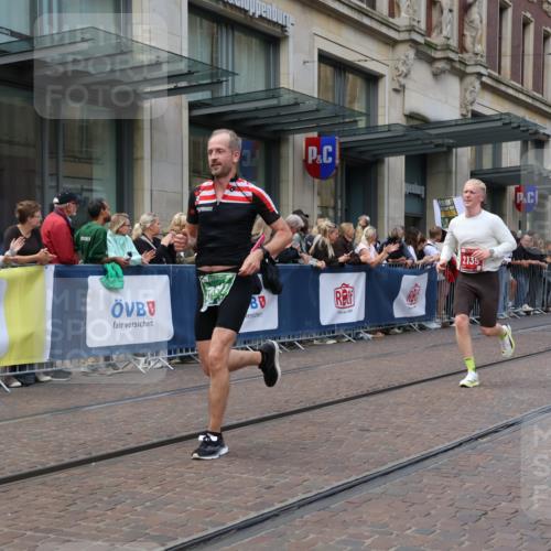 13.09.2026 - 21. swb-Marathon Bremen Strokosch-Dieckow http://msf.ph/oto/10427928 13.09.2026 13:07:47 Ziel 2098, 2266, 2844, 3808, 5594, 6692, 13091, 13160, 819, 969, 2135, 4732, 4852, 4990, 5570, 5976, 7558, 7803, 8060, 8467, 8611, 8737, 9035, 9356 meine-sportfotos.de
