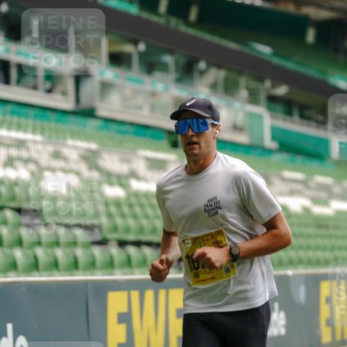13.09.2026 - 21. swb-Marathon Bremen Michael Burmester http://msf.ph/oto/10427932 13.09.2026 10:18:55 Laufen im Stadion 10366, 10475, 11481, 11652, 12457, 12458, 13504, 13530, 13533, 13534, 13536, 13541, 13543, 13550, 13554, 13561, 13564, 13571, 13572, 13573, 13581, 13582, 13599, 13602, 13603, 13604, 13618, 13622, 13630, 13632, 13638, 13639, 13643, 13525, 13627 meine-sportfotos.de