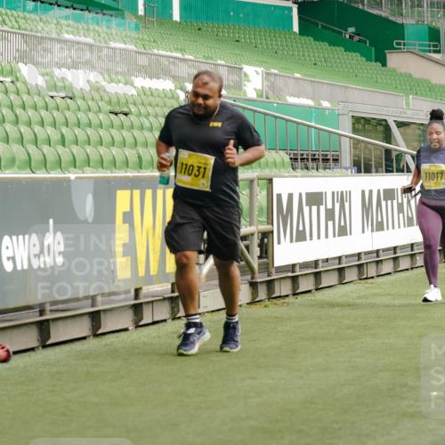 13.09.2026 - 21. swb-Marathon Bremen Michael Burmester http://msf.ph/oto/10428187 13.09.2026 10:52:55 Laufen im Stadion 10317, 10387, 10650, 10967, 10968, 11017, 11025, 11161, 11195, 11341, 11444, 11538, 12416, 12546, 10407, 10413, 10627, 10667, 10710, 10754, 11031, 11254, 11266, 11541, 11712, 11780, 11851, 11942, 11980, 12440, 12542 meine-sportfotos.de