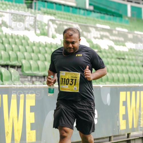 13.09.2026 - 21. swb-Marathon Bremen Michael Burmester http://msf.ph/oto/10428211 13.09.2026 10:52:56 Laufen im Stadion 10317, 10387, 10650, 10967, 10968, 11017, 11025, 11161, 11195, 11341, 11444, 11538, 12416, 12546, 10407, 10413, 10627, 10667, 10710, 10754, 11031, 11254, 11266, 11541, 11712, 11780, 11851, 11942, 11980, 12440, 12542 meine-sportfotos.de