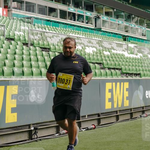 13.09.2026 - 21. swb-Marathon Bremen Michael Burmester http://msf.ph/oto/10428218 13.09.2026 10:52:58 Laufen im Stadion 10317, 10387, 10967, 10968, 11017, 11025, 11161, 11341, 11444, 11538, 12416, 12546, 10407, 10413, 10627, 10667, 10710, 10754, 11031, 11254, 11266, 11541, 11712, 11780, 11851, 11942, 11980, 12440, 12542 meine-sportfotos.de