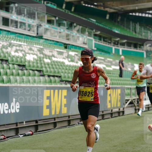 13.09.2026 - 21. swb-Marathon Bremen Michael Burmester http://msf.ph/oto/10428219 13.09.2026 10:19:32 Laufen im Stadion 10366, 10475, 10994, 11197, 11418, 11481, 11512, 11652, 12358, 12413, 12457, 13505, 13530, 13533, 13534, 13536, 13540, 13541, 13543, 13550, 13554, 13560, 13564, 13571, 13573, 13581, 13582, 13599, 13601, 13602, 13605, 13610, 13618, 13622, 13632, 13633, 13638, 13639, 13643, 10597, 12272, 13501, 13515, 13517, 13525, 13542, 13547, 13567, 13623, 13627, 13635 meine-sportfotos.de