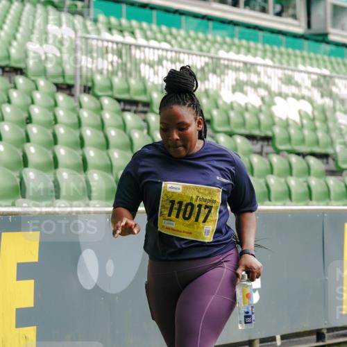 13.09.2026 - 21. swb-Marathon Bremen Michael Burmester http://msf.ph/oto/10428270 13.09.2026 10:53:02 Laufen im Stadion 10317, 10387, 10967, 11017, 11025, 11161, 11341, 11444, 11538, 12416, 12546, 10407, 10413, 10627, 10667, 10710, 10754, 11031, 11254, 11266, 11541, 11712, 11780, 11851, 11942, 11980, 12440, 12542 meine-sportfotos.de