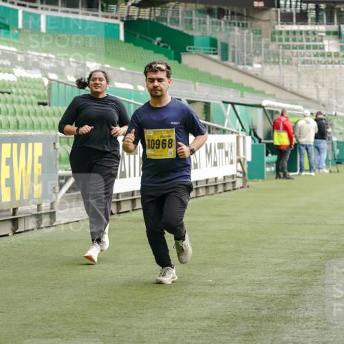 13.09.2026 - 21. swb-Marathon Bremen Michael Burmester http://msf.ph/oto/10428365 13.09.2026 10:53:49 Laufen im Stadion 10317, 11444, 12163, 12416, 10533, 10534, 10573, 10627, 10667, 10710, 11031, 11266, 11352, 11496, 11712, 11780, 11807, 11851, 12440, 12535 meine-sportfotos.de